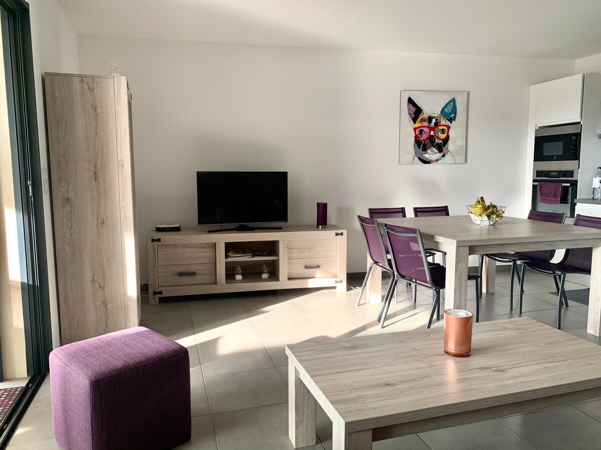 Popular Airbnb listing: T3 luxury sea view beach on foot wifi BBQ A/C in Grosseto Prugna