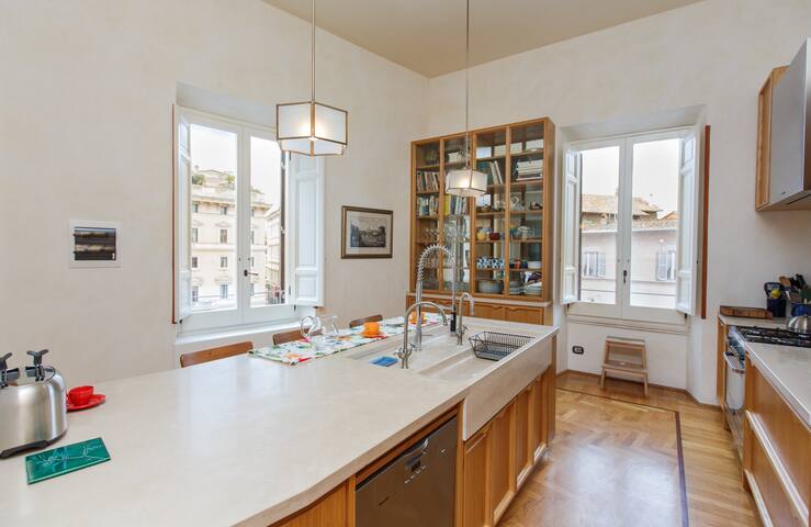 Piazza Navona: Beautiful 4BR 4 Baths, A/C, Wi-Fi gallery image 2