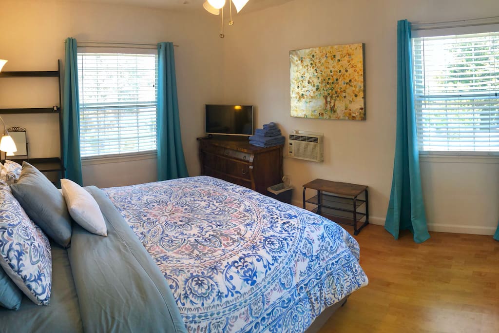 Queen size bed. HD Smart TV with Netflix and Amazon. Vanity table and mirror. Blackout curtains.