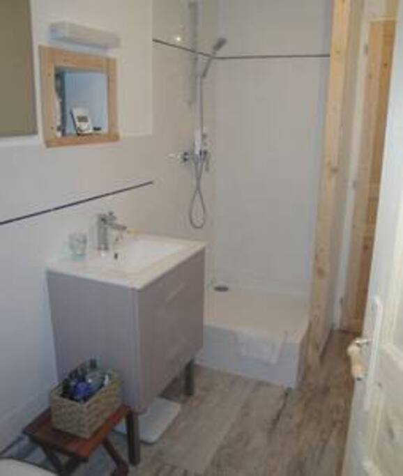 Salle de douche du logement de La Jeannette