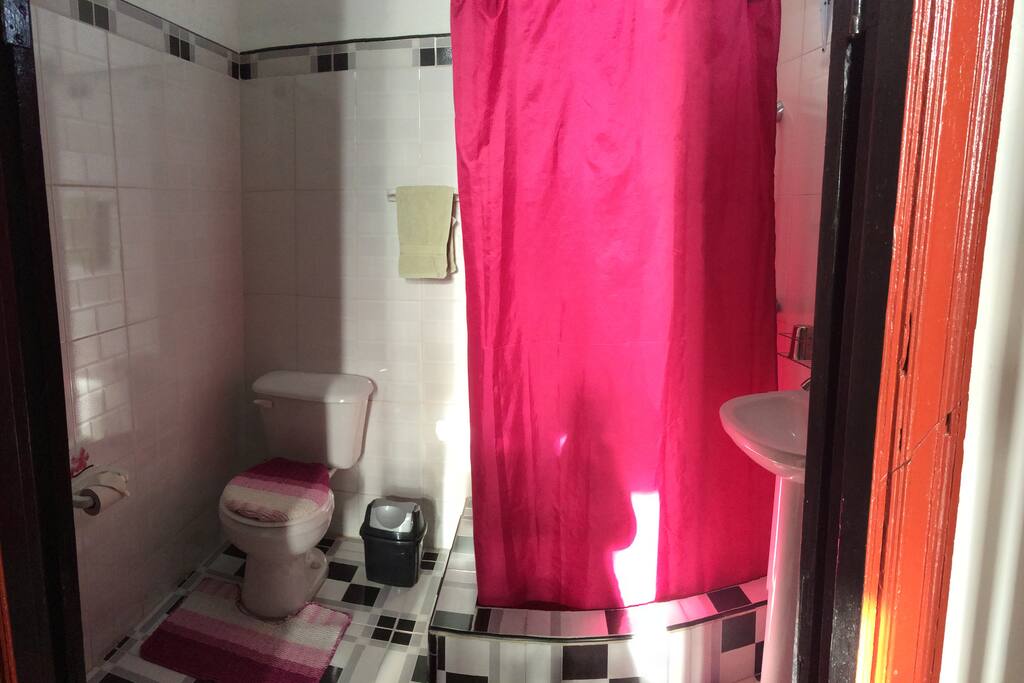Este es el baño independiente de la habitación, con sercicio de agua fría y caliente las 24 horas del día.