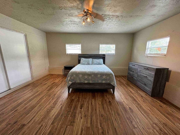 Dhoma e gjumit #1 përfshin gjithashtu një derë të pasme që hapet në oborrin e pasmë dhe pishinën private. Kjo dhomë gjumi ka sistemin e vet të decentralizuar të ajrit të kondicionuar me shumë njësi, të cilin vizitorët mund ta kontrollojnë për t 'u përshtatur me nivelin e tyre të preferuar të rehatisë.