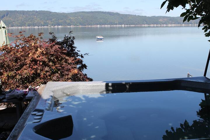 Hood Canal waterfront, 3 bdrm, hottub, 3 boats