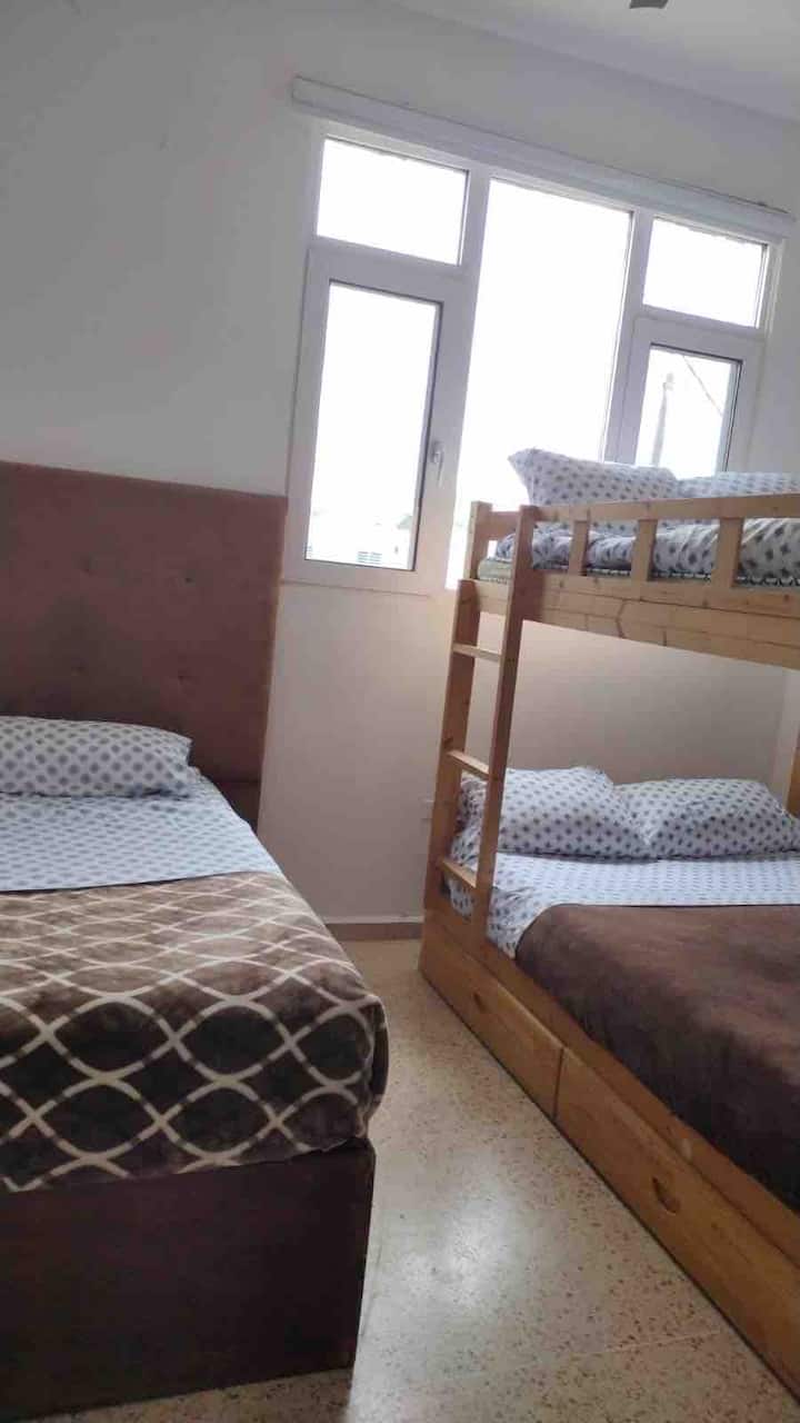 חדר שינה שלישי – מיטת קומתיים + שתי מיטות יחיד

חדר פונקציונלי עם מיטת קומתיים בגודל מלא ומיטת יחיד, מתאים למשפחות או לקבוצות. כולל מצעים איכותיים, מקום אחסון ומזגן שקט יחידה מפוצלת לנוחות.