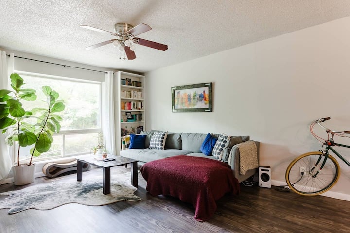 Bright and modern, open-plan living room. The perfect place to chill after a hot day out exploring Austin.