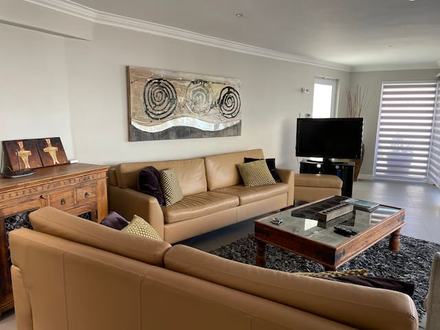 Beautiful 2 bedroomed apt with amazing sea views