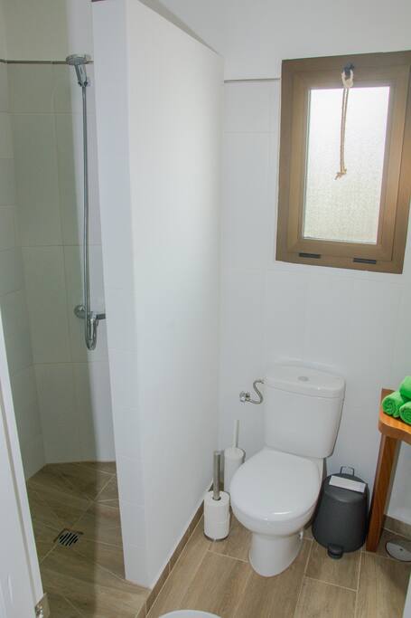 Bagno con doccia in muratura