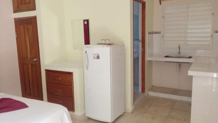 Chumba 1 chenye stoo ya chakula na bafu la kujitegemea.