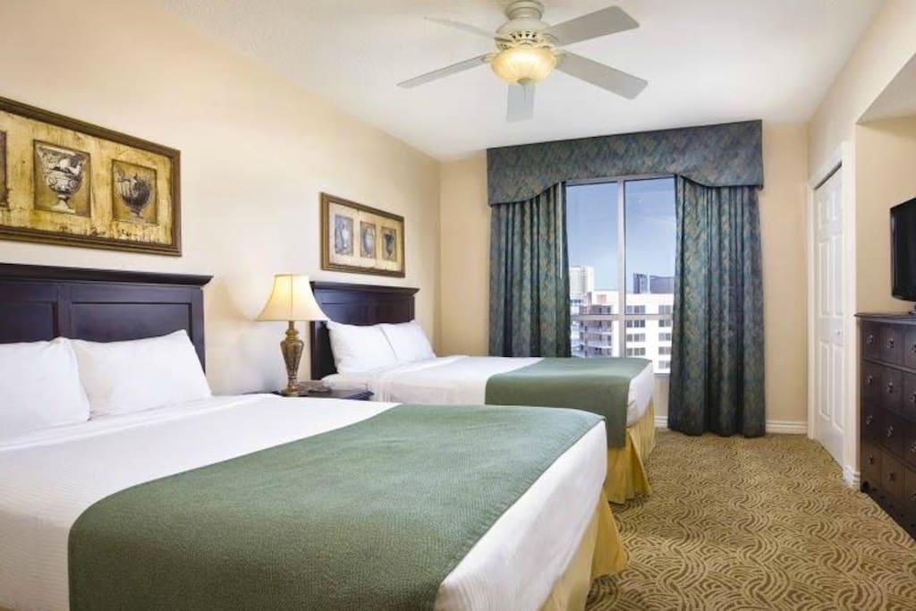 Bedroom 2 (two double beds)
