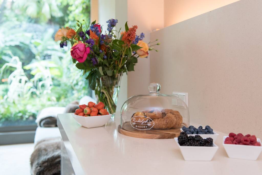 Enjoy including food / drinks / wines / snacks / flower bouquet