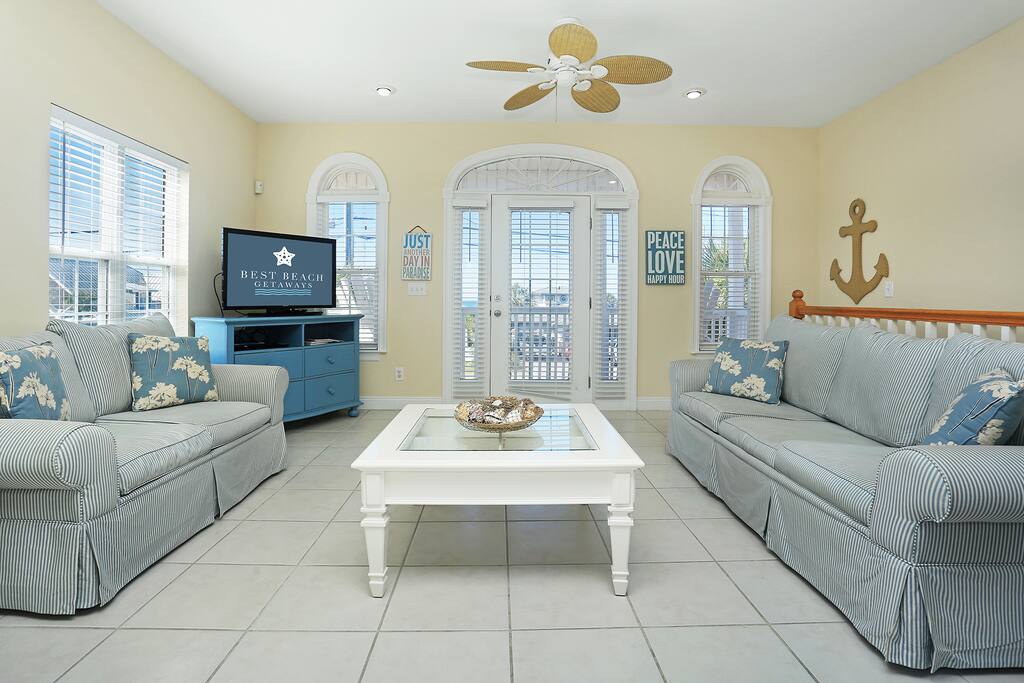 Couch,Furniture,Indoors,Room,LCD Screen
