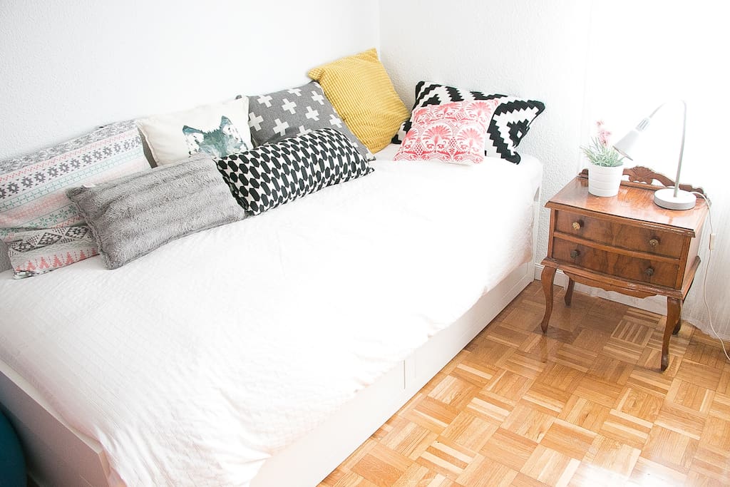 Habitación 2 /Room 2 . Una de las dos habitaciones. La cama se hace doble.