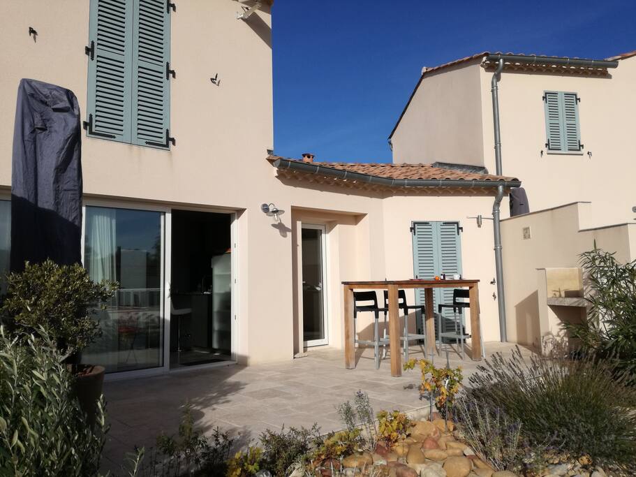 Terrasse (parasol + barbecue -plancha électrique)