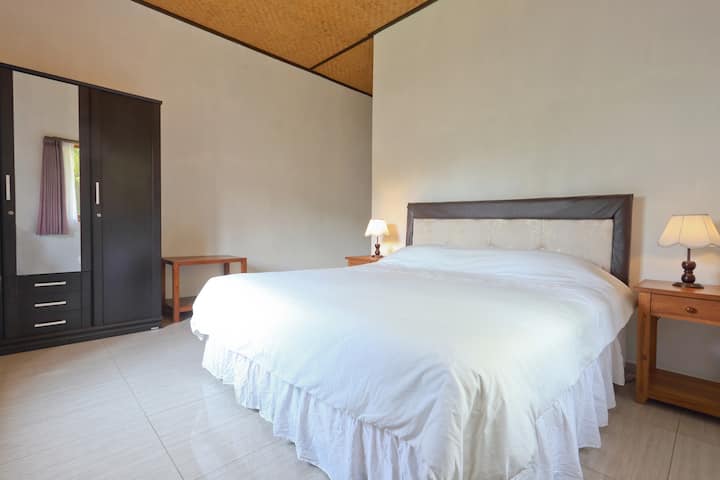 غرفة نوم ثالثة مع خزنة موجودة في الخزانة