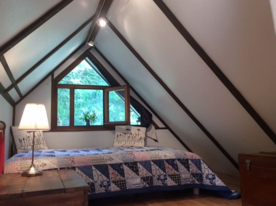 chambre n1 séparée par un rideau de la mezzanine
