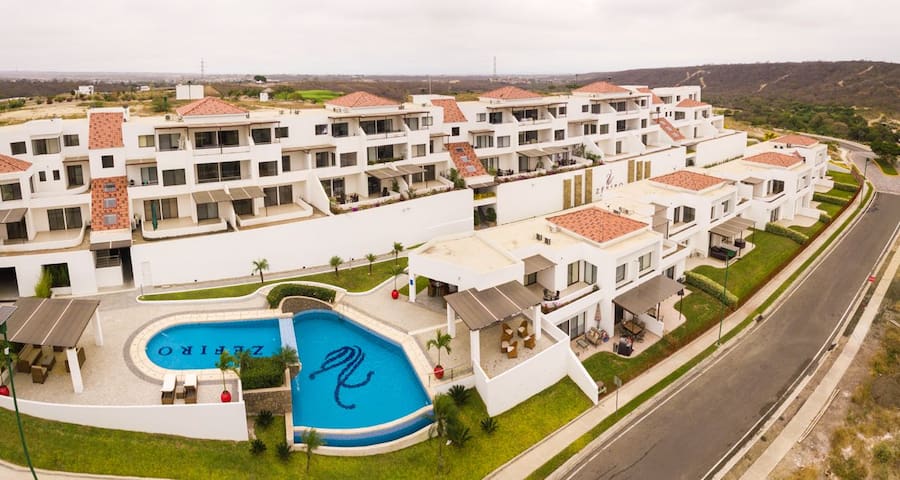 Beautiful Condo in Exclusive Golf Club with Pools