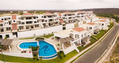 Beautiful Condo in Exclusive Golf Club w/ pools