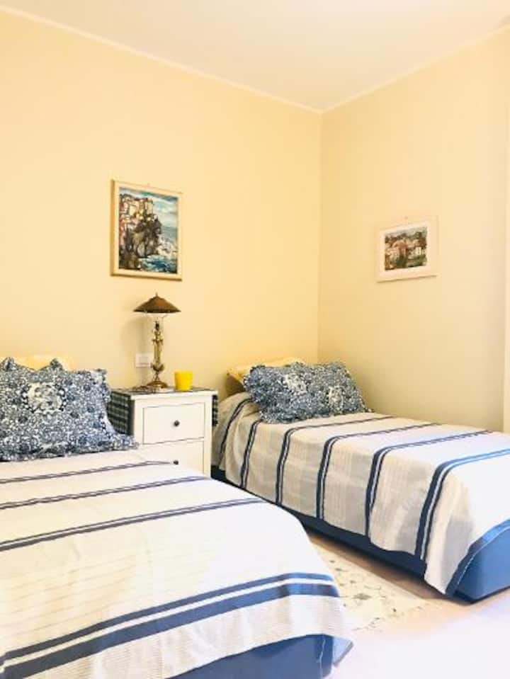 次卧，设为两张单人床或应要求提供一张加大双人床