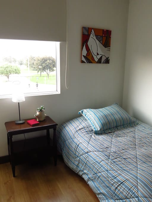 Comoda habitación con vista al parque