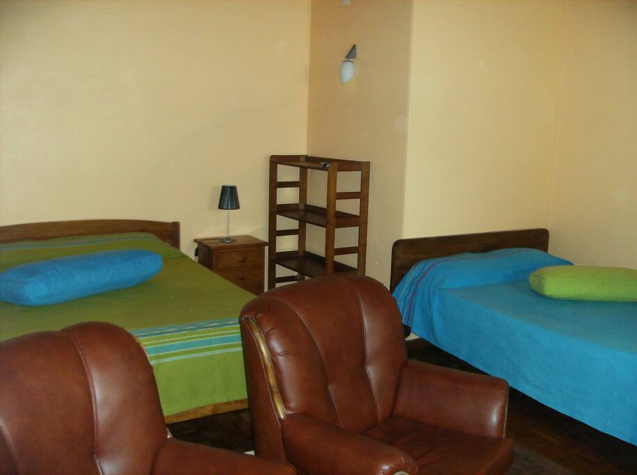 Quarto triplo (2 camas de casal + 1 cama solteiro). Varanda com vista para o mar. Tv, Guarda fato. Serventia de WC e cozinha (partilhados). Restaurante (necessário fazer reserva atempadamente) e parque de estacionamento a 2m, mercearia a 200m