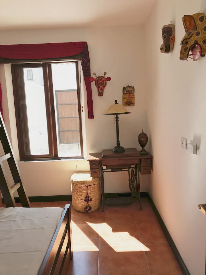 "غرفة الأقنعة" - غرفة الضيوف بسرير بطابقين