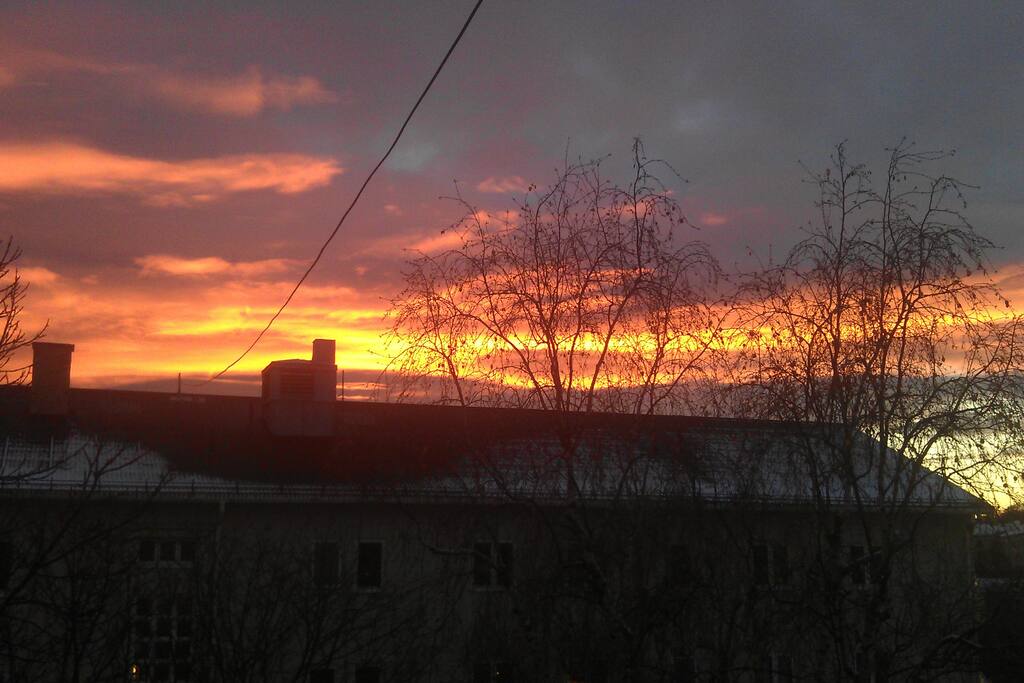solnedgang bak hustakene i november