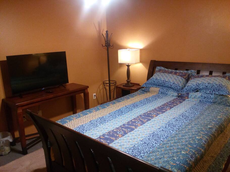 Sunset Room - Queen sleigh bed and Roku TV