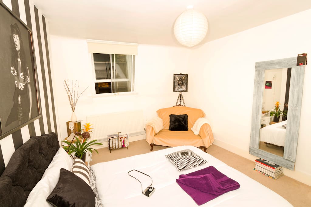 Chill Out after a busy day in London at this Cosy Love Room