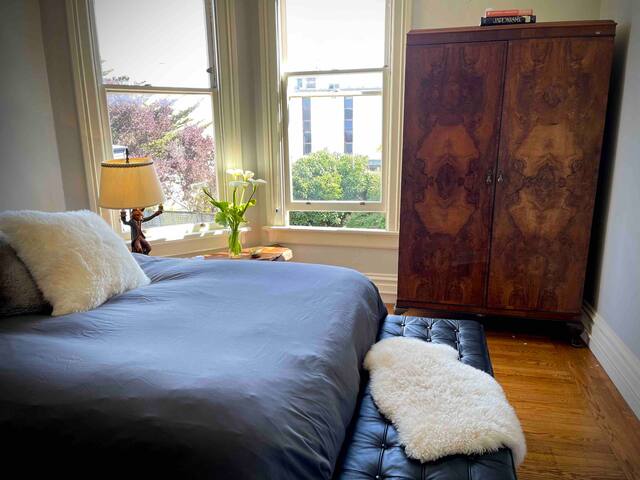 Hayes Valley Haven – sunny and quiet with kitties!