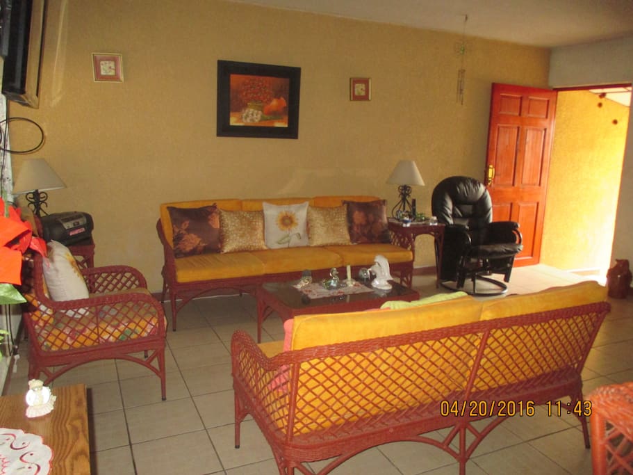 Sala y puerta principal