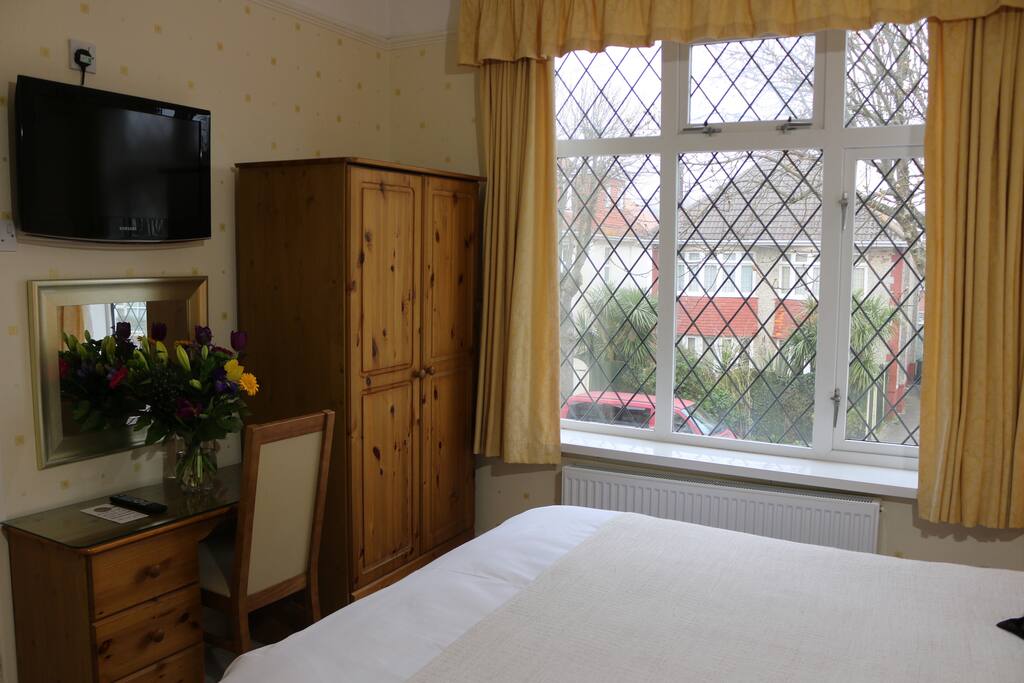 Seascape - Room 1
(Kingsize bed ensuite)
