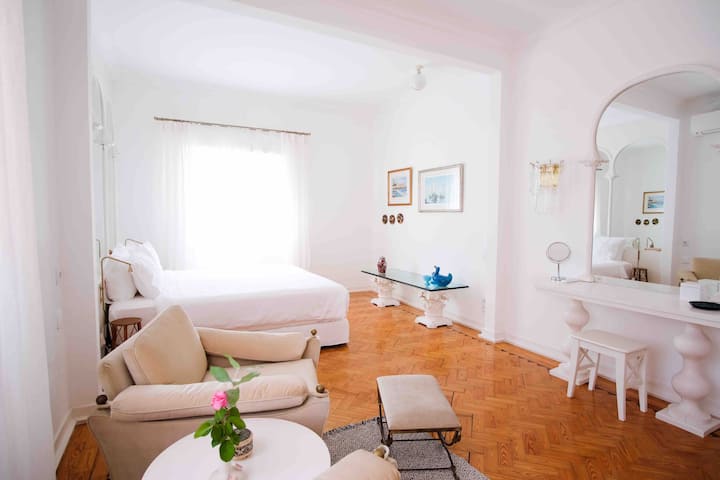 Quarto da Nandinha - the biggest and brightest bedroom in the house, situated on the first floor.

With many original details, soft morning light, and plenty of space.