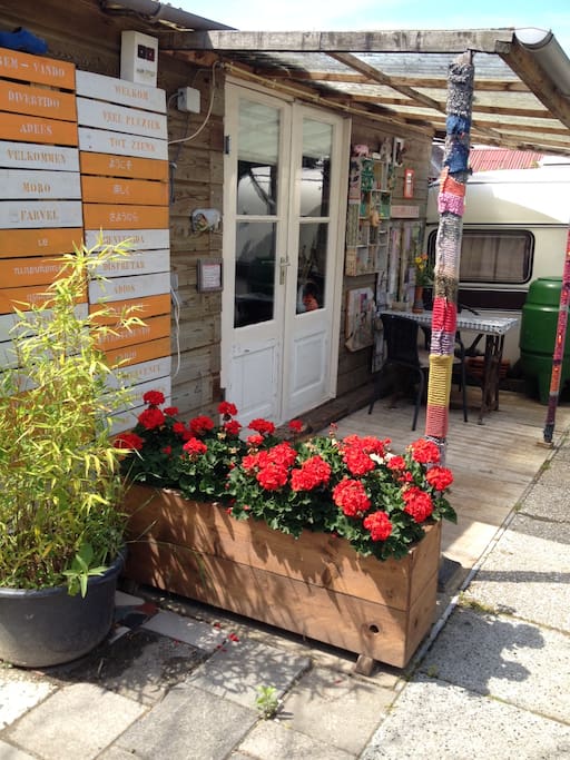 Caravan and gardenhouse