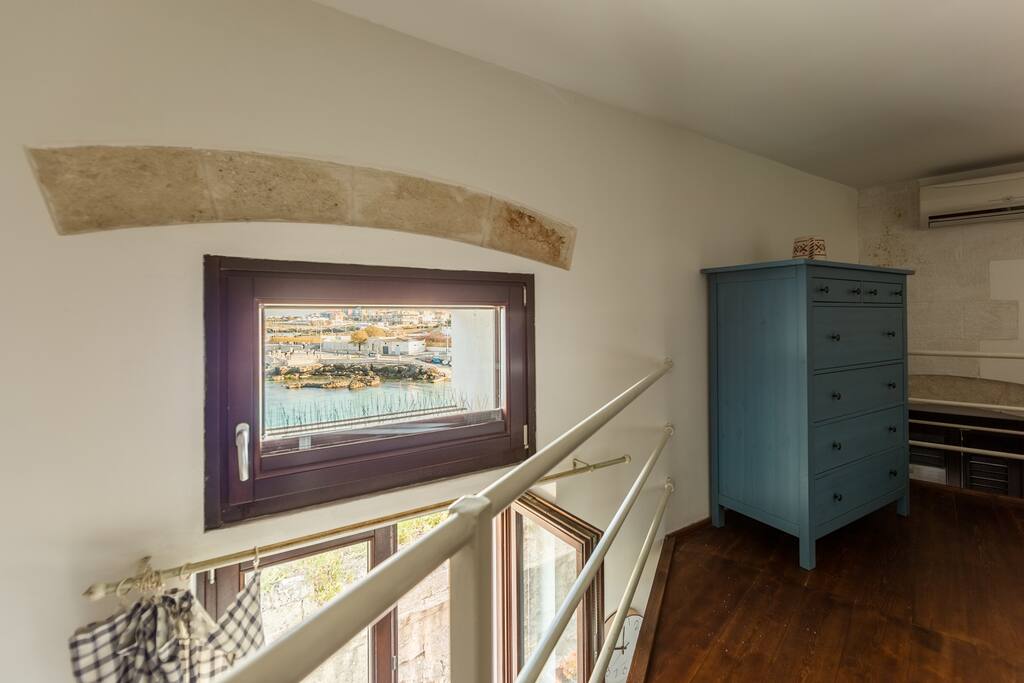 Finestra sul mare in camera da letto matrimoniale