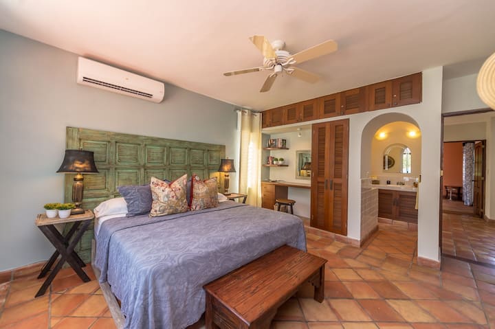 חדר שינה שלישי עם מיטת קינג סייז