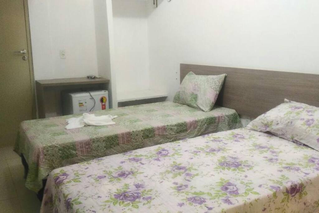 UMA CAMA DE CASAL OU 2 DE SOLTEIRO