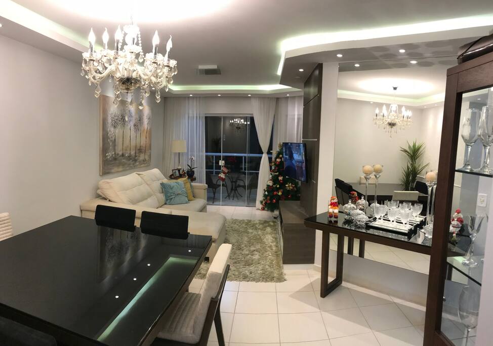 Foto 1 - 3 ambientes! Sala de Jantar, Sala de Estar e sacada no fundo. Todos com belíssimas mobílias, decoração e iluminação!