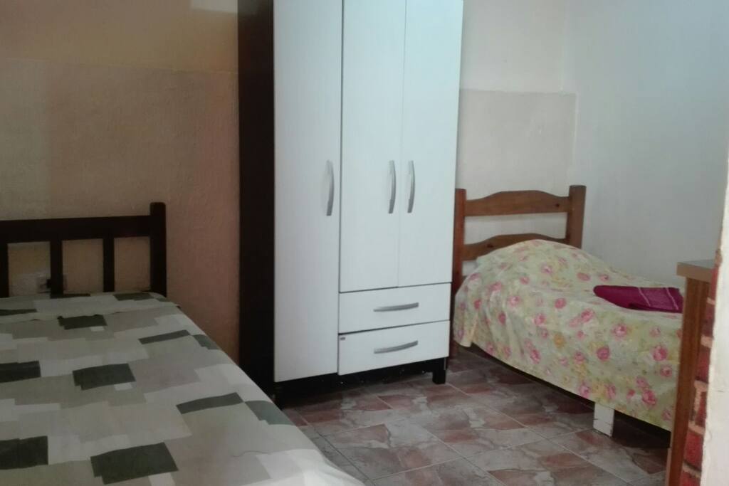 camas solteiro, guarda roupas, comoda e t.v com conversor, temos internet