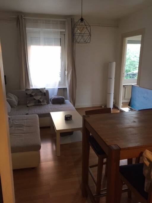 canapé king size avec pouf pour convertir en lit 2 places. la pièce du fond peut accueillir votre lit bébé ou matelas gonflable.