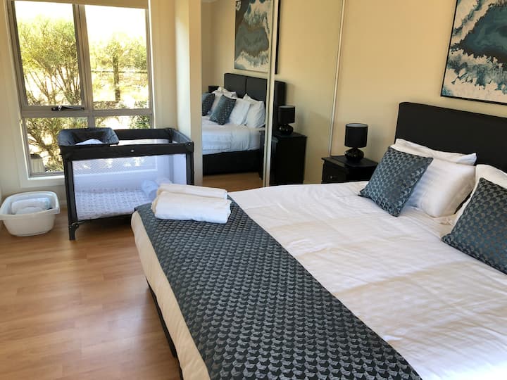 หากเดินทางกับเด็กเล็กสามารถจัดเตรียมเตียงพอร์ตาในห้องของคุณเพื่อให้การเข้าพักของคุณมีความสุขมากขึ้นเรายังมีอ่างอาบน้ำเด็กโต๊ะเปลี่ยนผ้าอ้อมเก้าอี้สูงและกระโจมทรงกลม