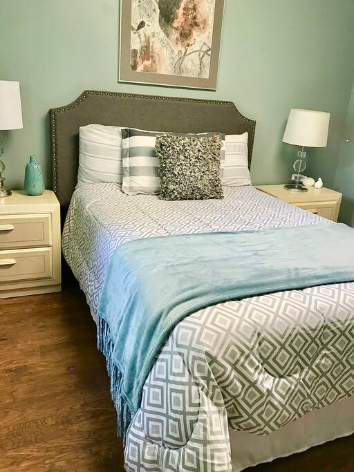 The Limestone Room- Private Room with Full Bed, Walk-In Closet