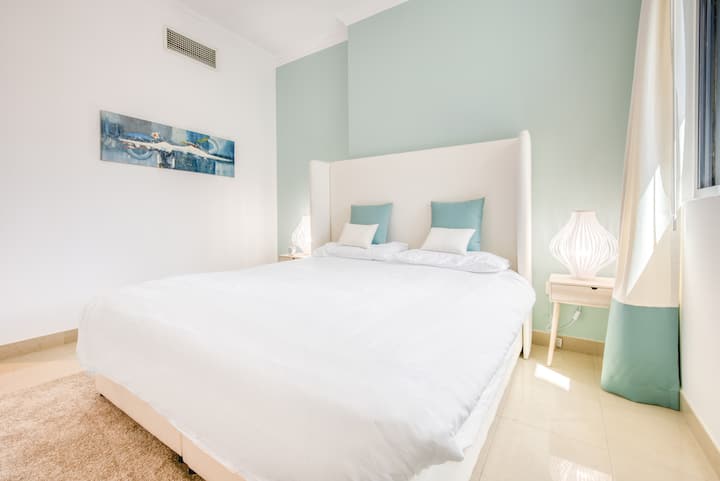 سرير بحجم كبير لقضاء ليلة نوم رائعة في غرفة النوم الرئيسية