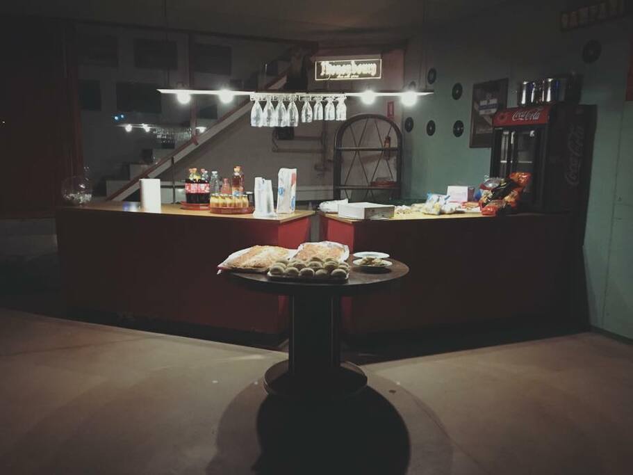 L'angolo bar predisposto per una festa.