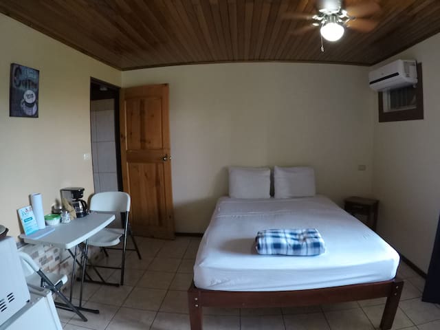 Private Room with A/C - Downtown La Fortuna (2)