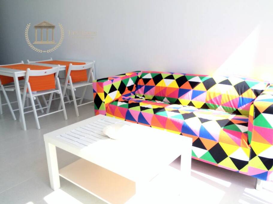 Salón muy luminoso. Cama supletoria, wifi, Smart TV.