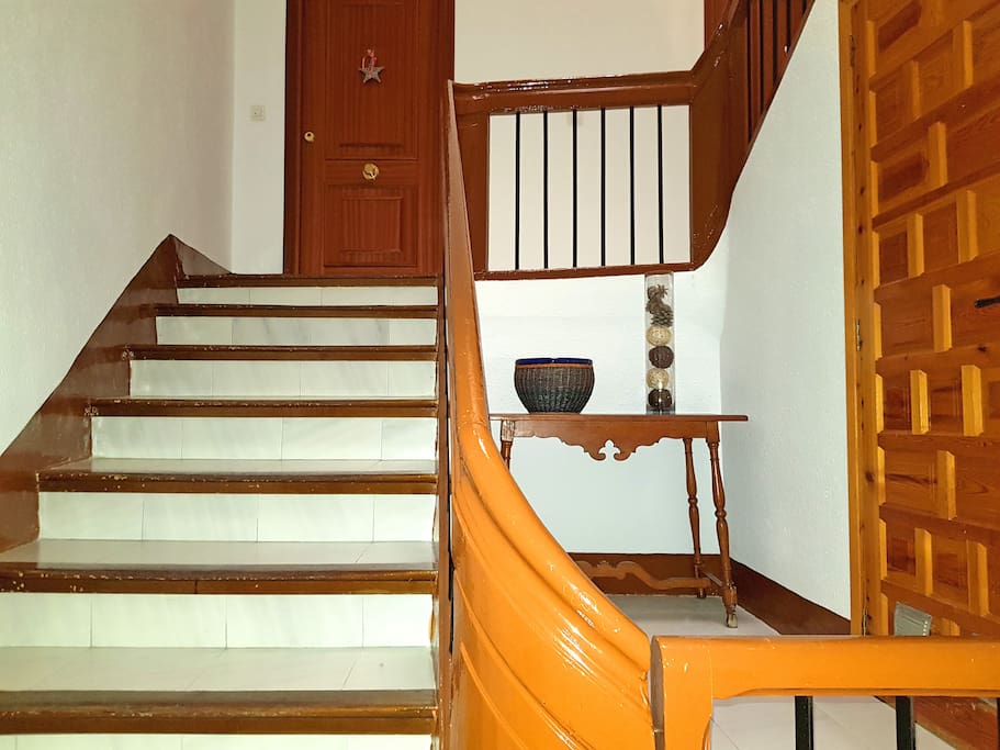 ESCALERA DE ACCESO A LA VIVIENDA