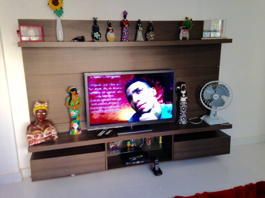 TV grande com acesso a Internet You Tube e Netflix - canal básico TV a cabo NET