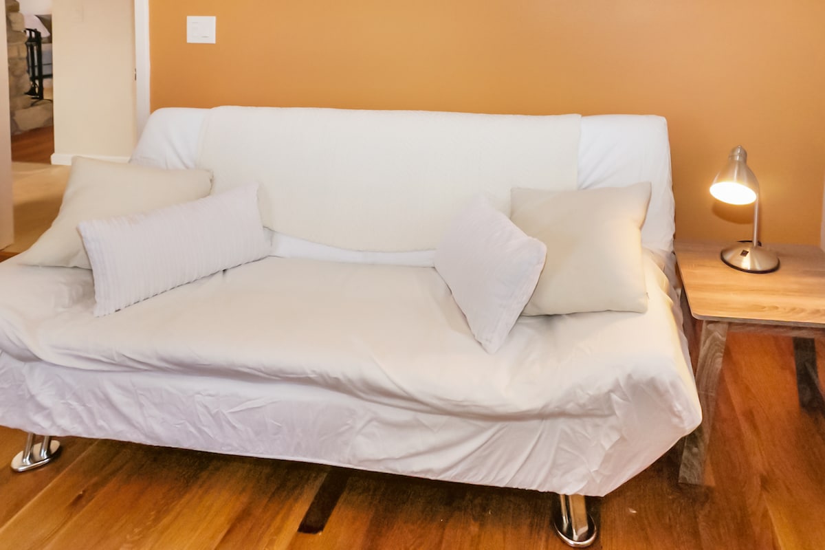 בחדר שינה 3 יש ספה נפתחת בגודל מלא.