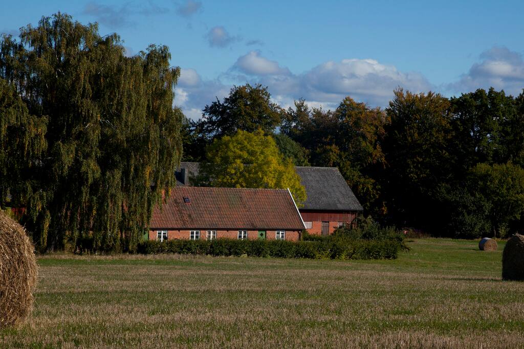 Hausansicht vom Feld