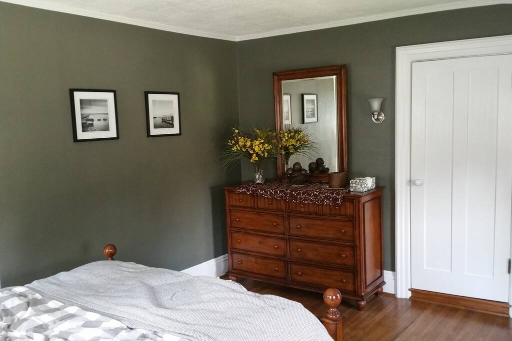2nd floor queen bedroom
